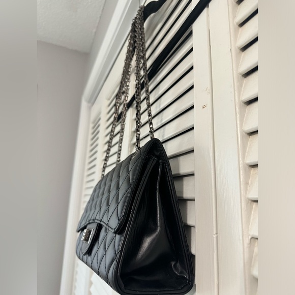 Elegant Black Quilted Shoulder Bag - Picture 6 of 6